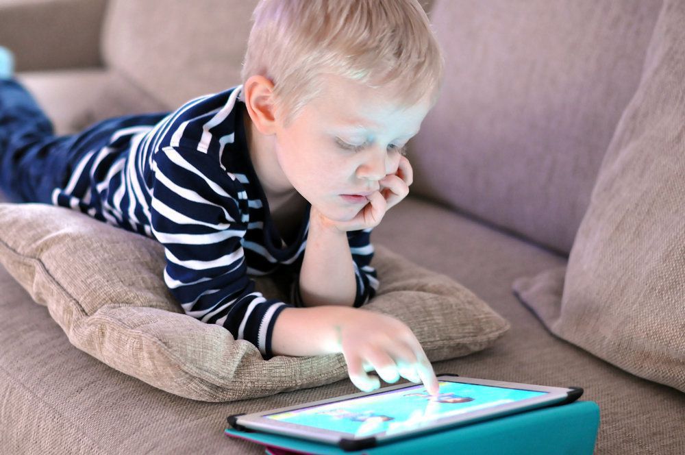 Вчені виявили, скільки часу діти можуть сидіти за комп'ютером або планшетом без шкоди для здоров'я. Перевищення дозволеного часу може викликати у дитини появу проблем із здоров'ям у дорослому житті.