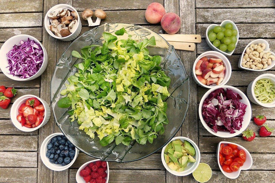 Дієтолог Світлана Фус дала декілька порад стосовно того скільки овочів і фруктів потрібно їсти кожен день. Що таке порція овочів і фруктів і скільки ж взагалі таких порцій повинно бути на день.