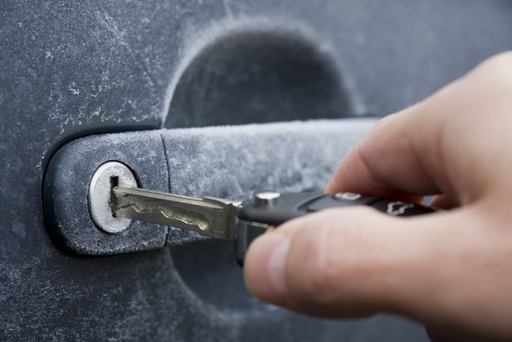 Як відчинити замерзлий замок в автомобілі тим, що є під рукою. Простий спосіб, який допоможе відчинити двері без особливих зусиль.