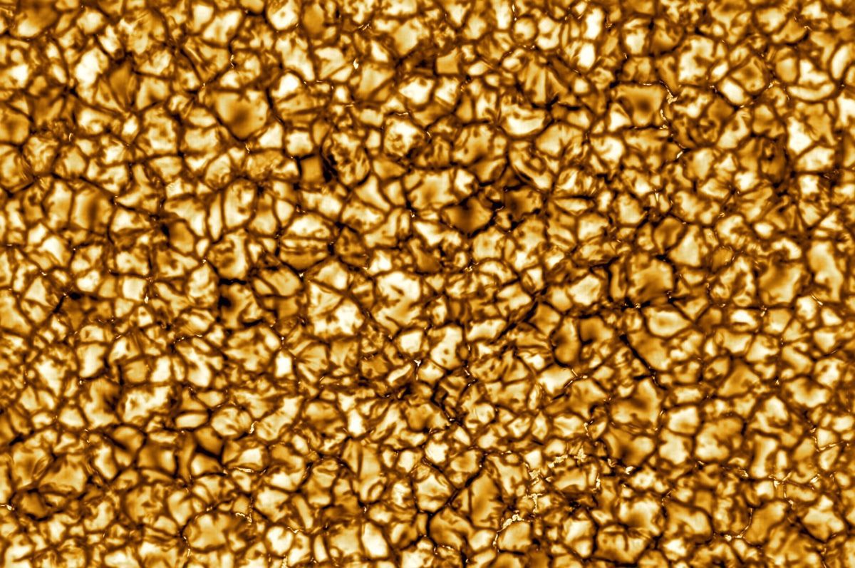 Знімки Сонця, котрі вдалось вперше зробити завдяки унікальному телескопу. Представлені перші знімки «сонячного» телескопа DKIST, здатного бачити поверхню зірки в деталях.