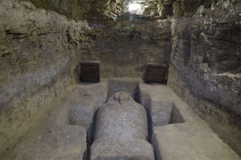 Саркофаги з білого каменю і сотні амулетів: в Єгипті розкопали 16 стародавніх гробниць. Археологи оголосили про нові відкриття в країні пірамід.