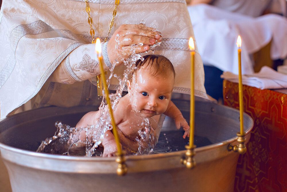 Хрещення малюка: яких головних правил потрібно дотримуватися. Хрещення — це духовне народження дитини.
