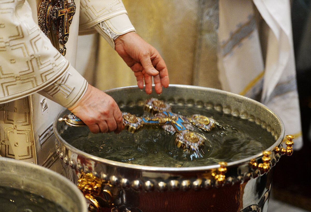 Як вмиватися святою водою правильно, щоб отримати користь від процедури і не порушити церковних канонів. Традиції і обмеження у використанні святої води.