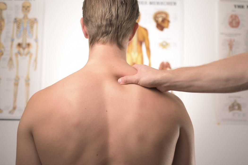 5 небезпечних порушень, сигналом яких є біль в спині. Що може викликати це неприємне відчуття?