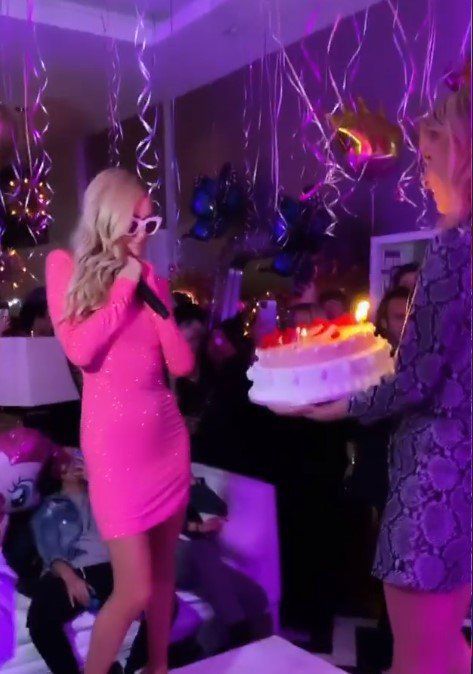 Українська модель Алла Костромічева відвідала вечірку з приводу дня народження Періс Хілтон. Манекенниця була однією з відомих запрошених гостей.