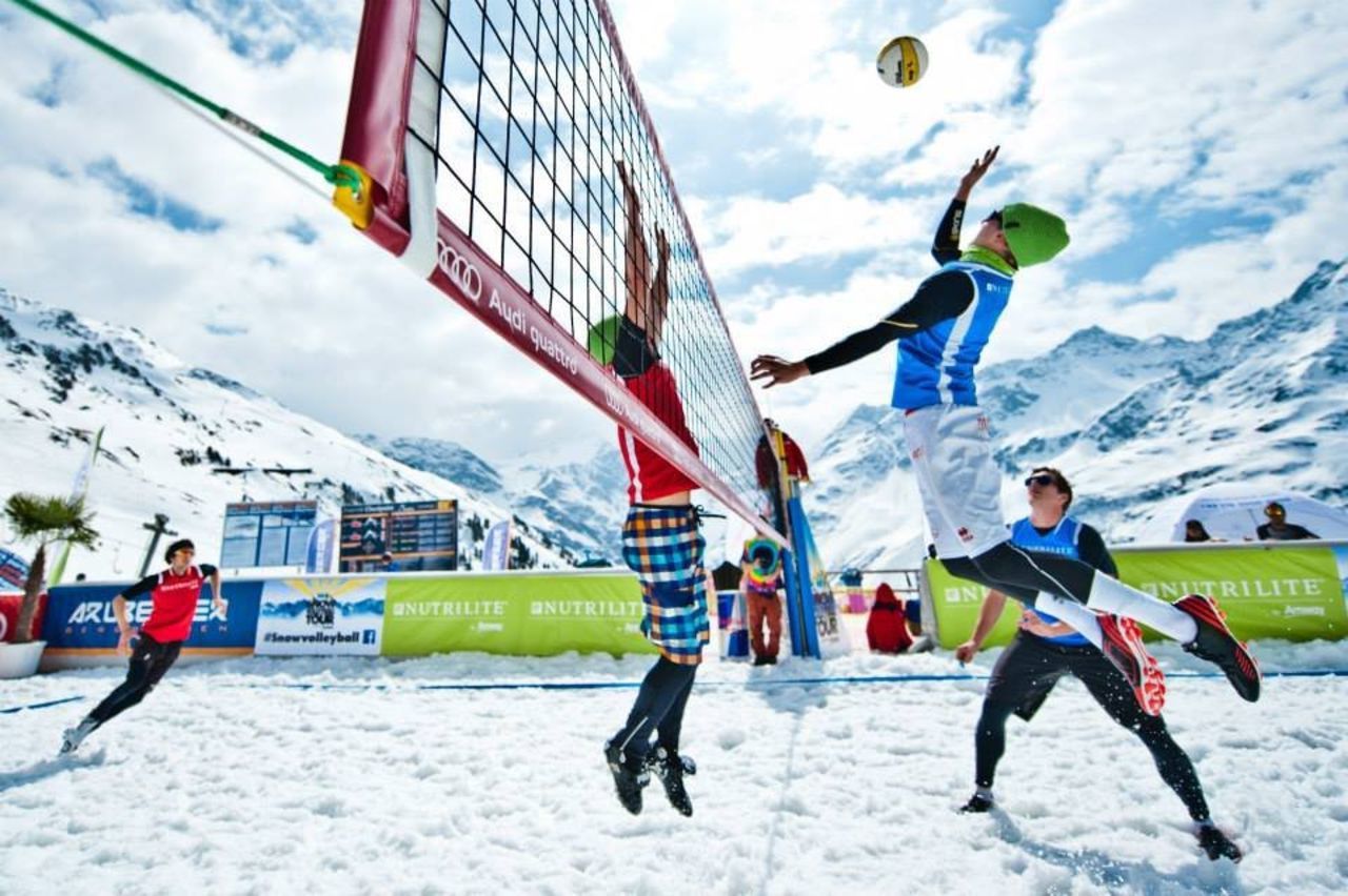 Шерегеш волейбол. Сочи в марте 2022. Волейбол на снегу. Волейбол зимой. Пляжный волейбол на снегу.