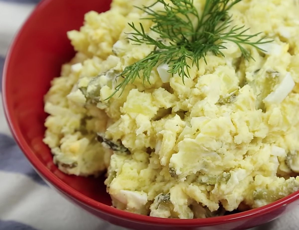 Картопляний салат з маринованними огірками — проста і ситна страва. Це відмінний додаток до обіду.