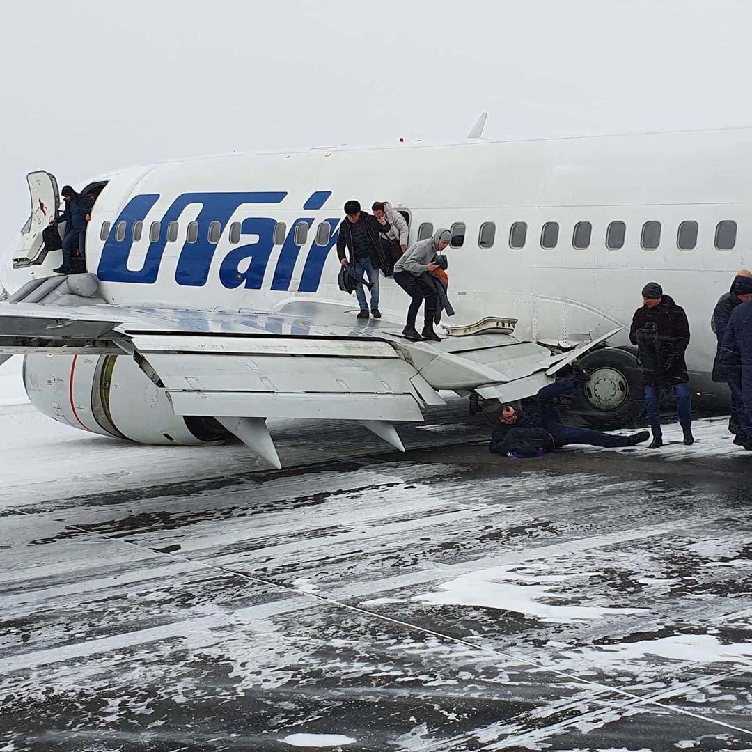 У російського літака Boeing 737 авіакомпанії Utair при посадці сталися проблеми з шасі. З'явилося відео моменту жорсткої посадки.
