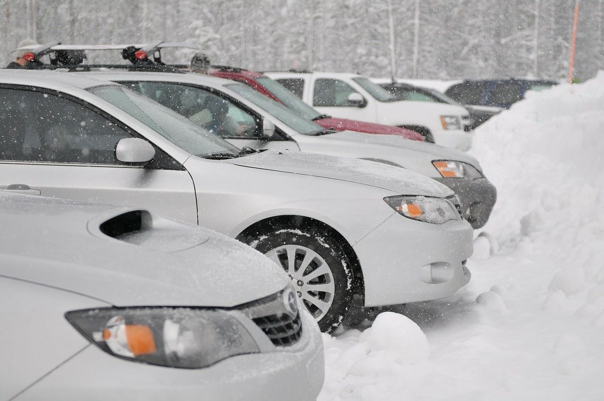 Чому категорично не можна піднімати «двірники» на авто під час снігопаду. Чим загрожує склоочиснику бездумна «турбота».