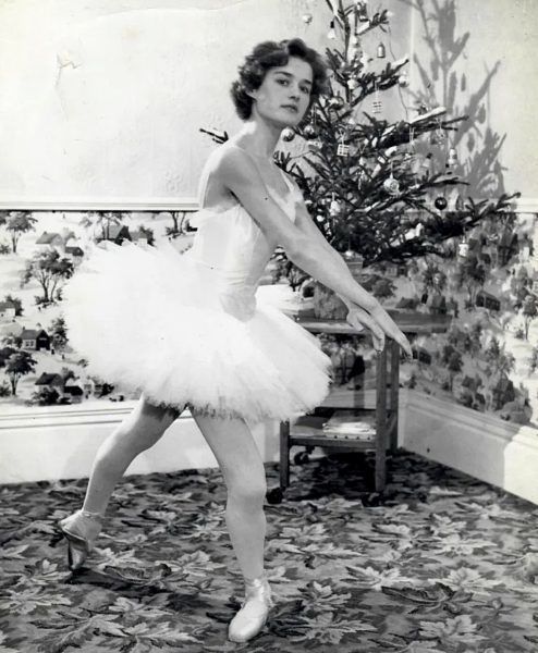 Жінка все життя обожнювала балет, проте диплом за цим фахом змогла отримати лише у 80 років. У 82 роки жінка досі продовжує танцювати та прищеплювати любов до балету своїм учням.