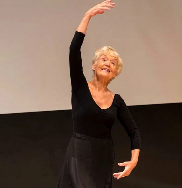 Жінка все життя обожнювала балет, проте диплом за цим фахом змогла отримати лише у 80 років. У 82 роки жінка досі продовжує танцювати та прищеплювати любов до балету своїм учням.