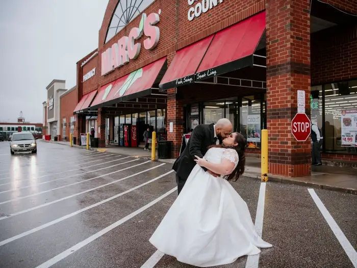 Молодята вирішили влаштувати весільну фотосесію у дуже незвичному місці — у супермаркеті, у якому вони вперше зустрілися. Така весільна фотосесія дійсно запам'ятається молодятам надовго.