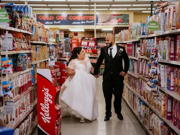 Молодята вирішили влаштувати весільну фотосесію у дуже незвичному місці — у супермаркеті, у якому вони вперше зустрілися. Така весільна фотосесія дійсно запам'ятається молодятам надовго.