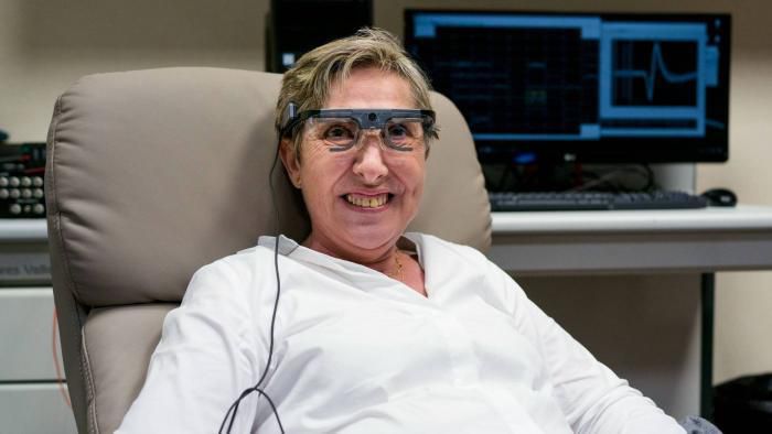 Іспанські вчені винайшли новий імплант для сліпих людей, який потребує імплантації одразу у мозок. Проте такий пристій поки може працювати лише 6 місяців.