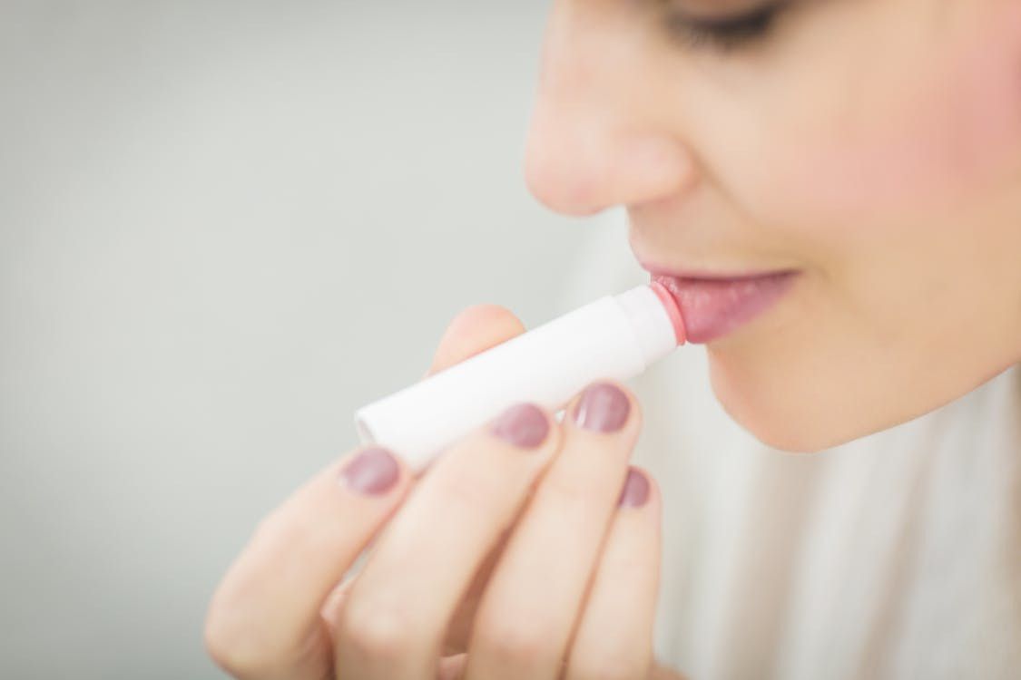 6 поширених причин, через які ваші губи можуть бути сухими. Деякі причини провокують сухість губ.