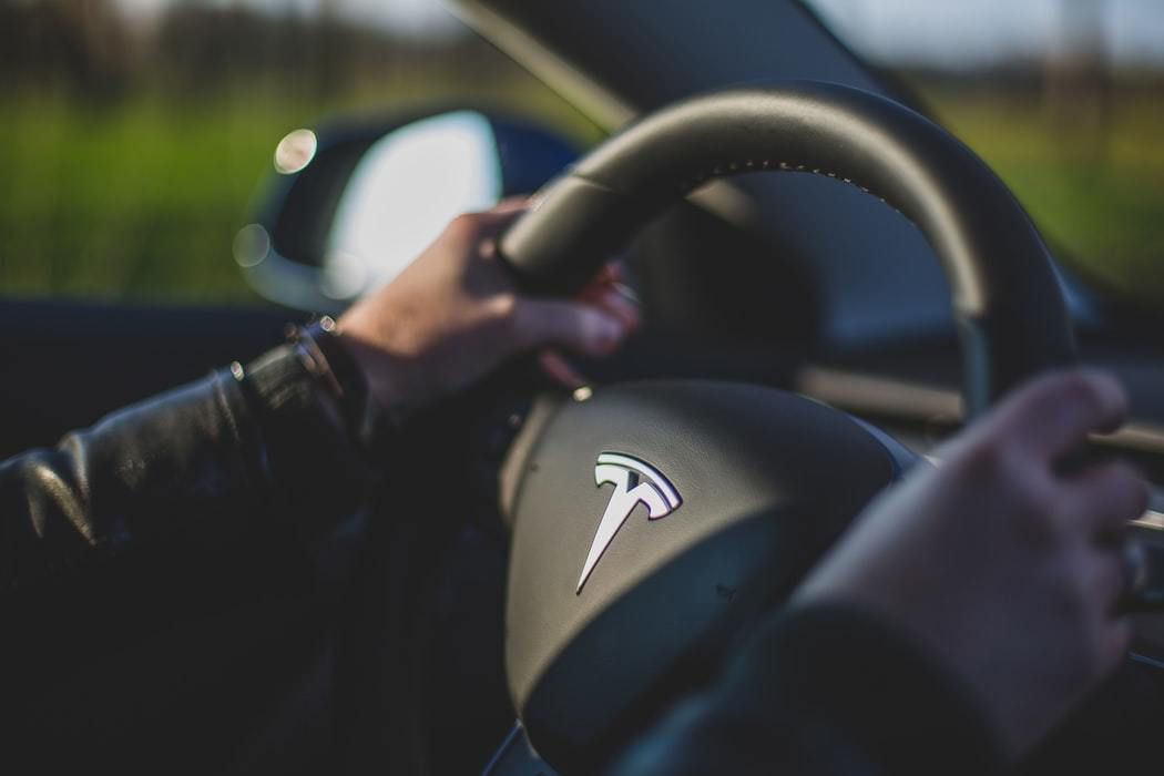 Tesla перенесе управління автомобілем з коробки передач на кермо. Tesla запатентувала нове інноваційне кермо з безліччю функцій.