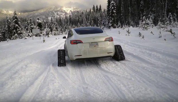 Tesla-снігохід: автолюбитель переобладнав електрокар, щоб підкорювати засніжені спуски. Власник перетворив свій електрокар Tesla Model 3 в снігохід.