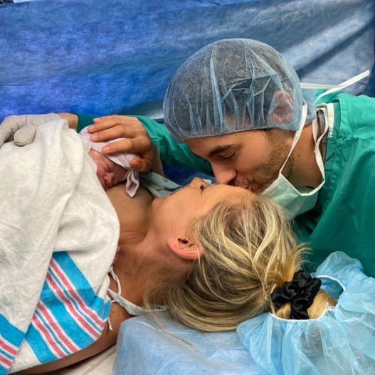 Іглесіас і Курнікова вперше показали новонароджену дівчинку. Щасливі батьки офіційно підтвердили радісну новину.