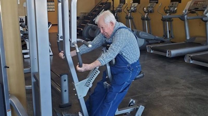 У 91 рік літній чоловік регулярно відвідує спортзал, чим надихає дуже багато людей. Дідусь довів, що заняття спортом корисні у будь-якому віці.