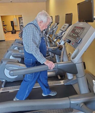У 91 рік літній чоловік регулярно відвідує спортзал, чим надихає дуже багато людей. Дідусь довів, що заняття спортом корисні у будь-якому віці.