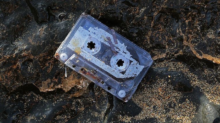 Під час відпочинку дівчинка загубила касету з піснями, але через 25 років вона знайшлася і стала експонатом на виставці однієї художниці. Дивовижним чином загублена касета через 25 років знайшлася і потрапила на виставку.