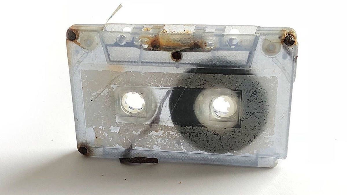 Під час відпочинку дівчинка загубила касету з піснями, але через 25 років вона знайшлася і стала експонатом на виставці однієї художниці. Дивовижним чином загублена касета через 25 років знайшлася і потрапила на виставку.