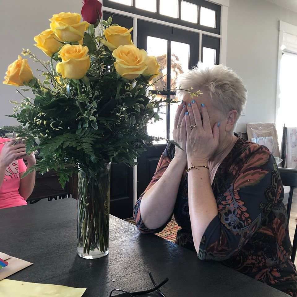Жінка дуже розчулилася та розплакалася, отримавши на День святого Валентина букет квітів від померлого чоловіка. Навіть після своєї смерті чоловік хотів, щоб у день закоханих дружина відчула його кохання.