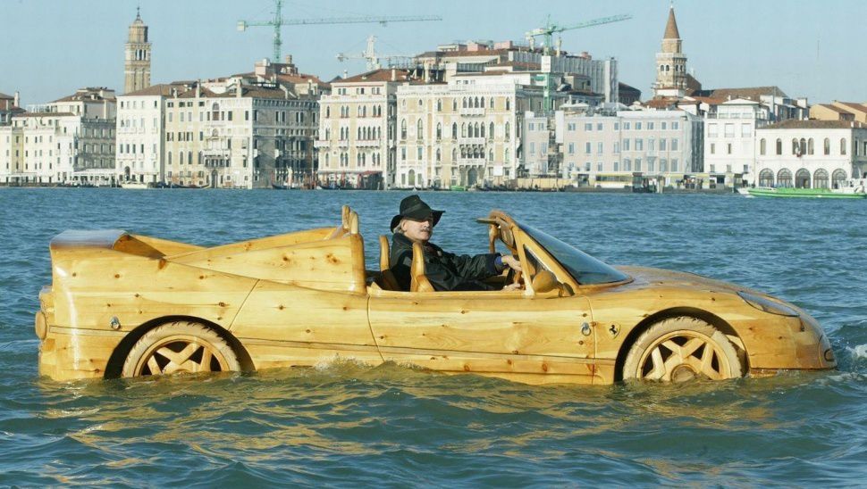 Унікальний дерев'яний Ferrari-амфібія дивує гостей та жителів Венеції. У Венеції є Ferrari, який може їздити по воді.