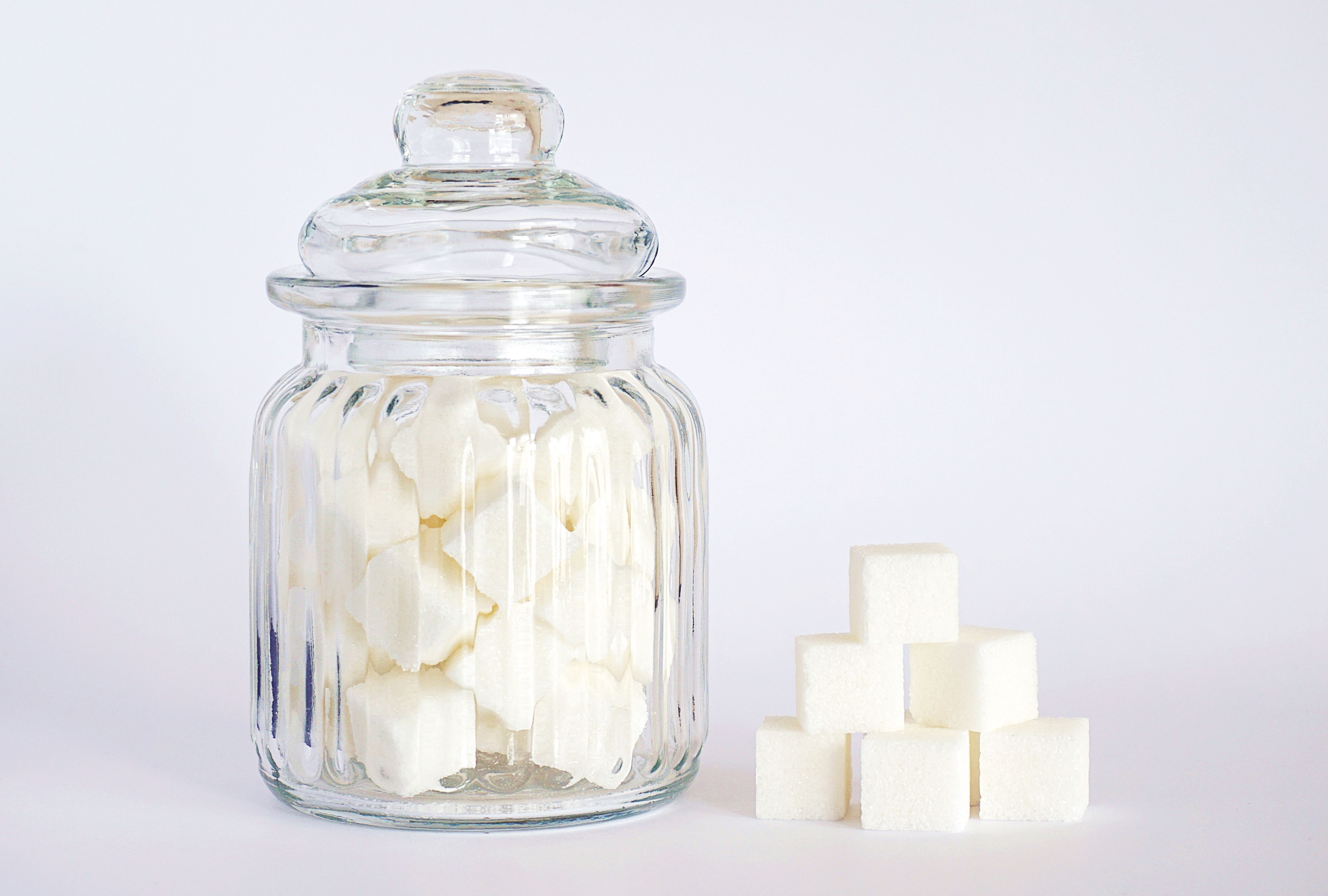Вчені виявили, що нестача вітамінів і мінералів у раціоні людини пов'язана з надмірною кількістю вживаного цукру. Чим більше цукру ми їмо, тим менше нутрієнтів отримуємо.