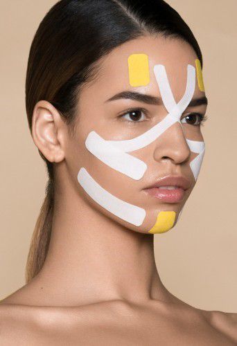 Тейпи для обличчя: що це таке і як вони допомагають підтягнути і розгладити шкіру обличчя. Що таке тейпування обличчя.