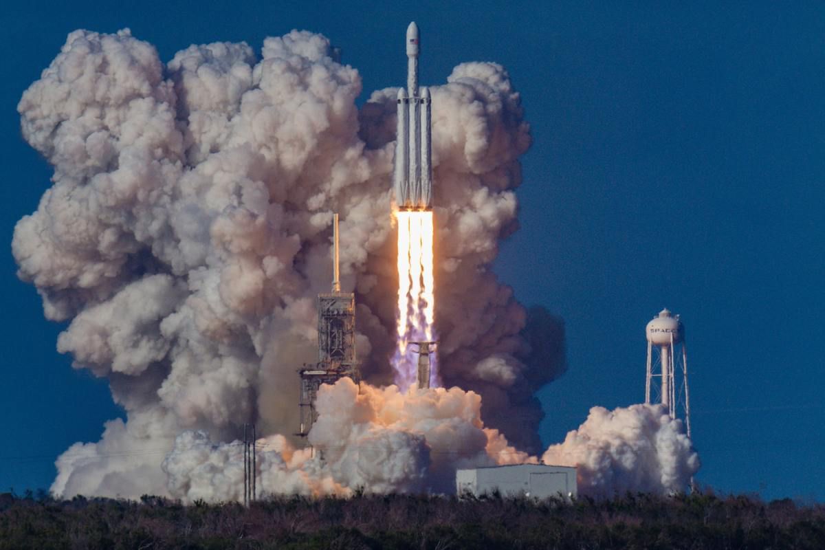 SpaceX погодила відправку чотирьох космічних туристів на орбіту Землі. Компанія Ілона Маска підписала контракт зі Space Adventures на відправлення туристів у космос в кінці 2021-го або на початку 2022 року.