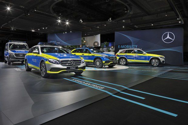 Електромобіль Mercedes-Benz EQC перетворився на поліцейський автомобіль. Компанія Mercedes-Benz продемонструвала 15 переобладнаних автомобілів для поліції на профільній конференції у Франкфурті-на-Майні.
