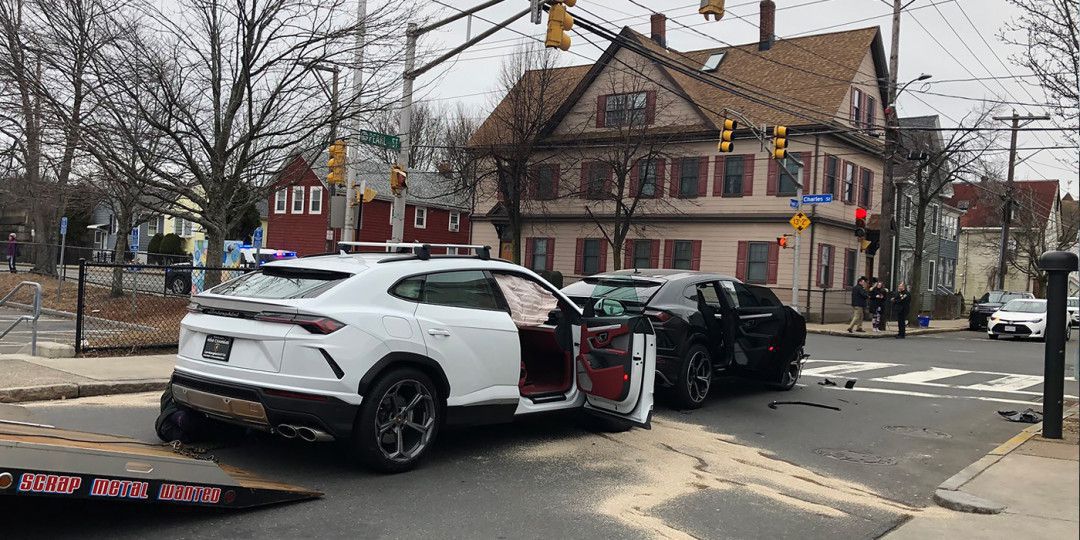 У США підлітки викрали два Lamborghini Urus та влаштували аварію. Але підлітків підвів досвід водіння і далеко вони не змогли заїхати.