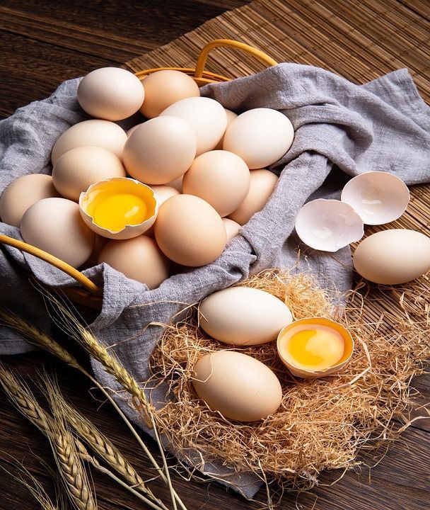 Жовтий чи помаранчевий: як колір жовтка впливає на користь яєць. Чи всі яйця однаково корисні?