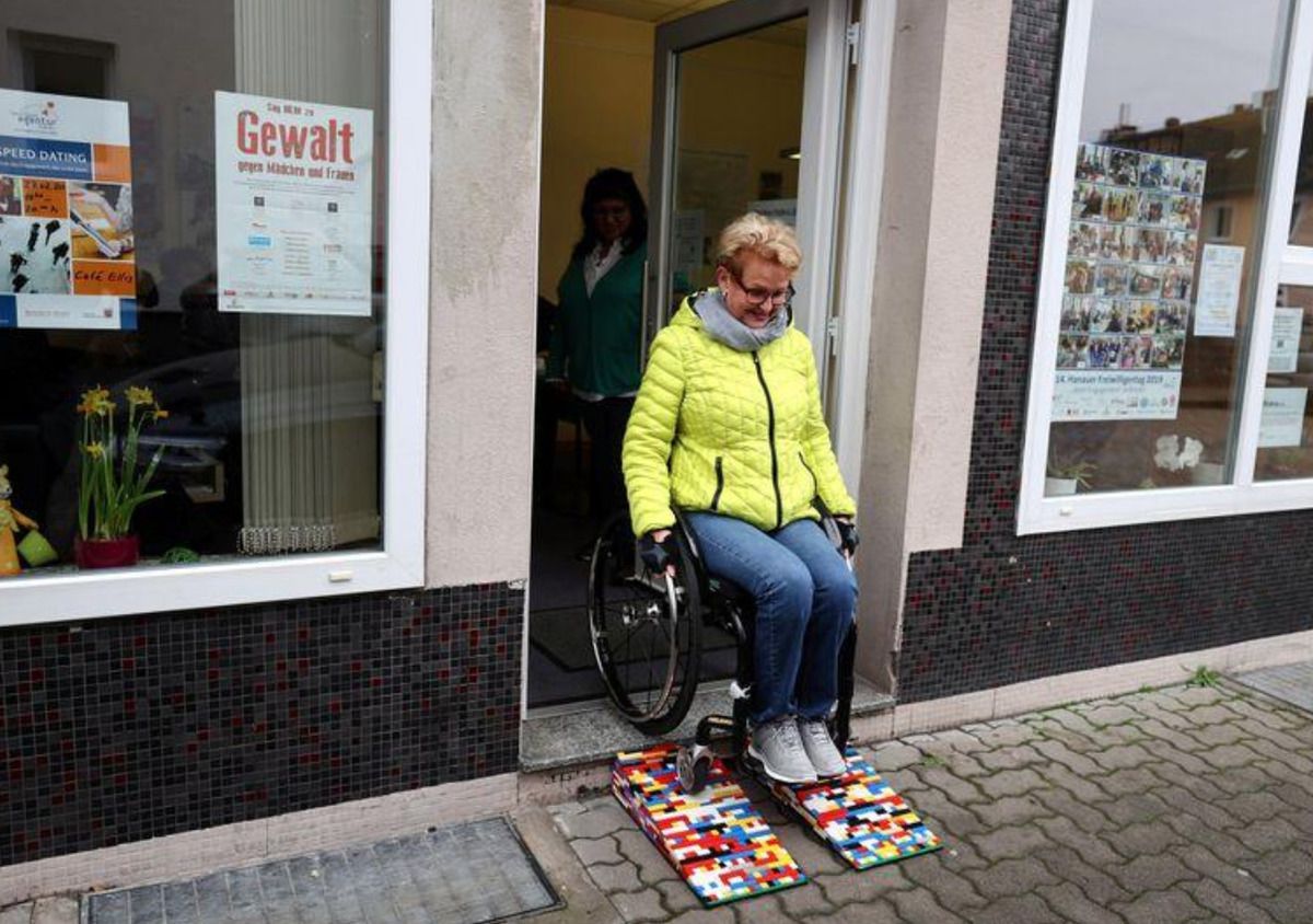 Жінка, яка не може самостійно ходити, вирішила допомогти таким самим людям, як вона, і почала робити пандуси з конструктора Лего. Жінка хоче зробити життя інвалідів у місті більш комфортним.