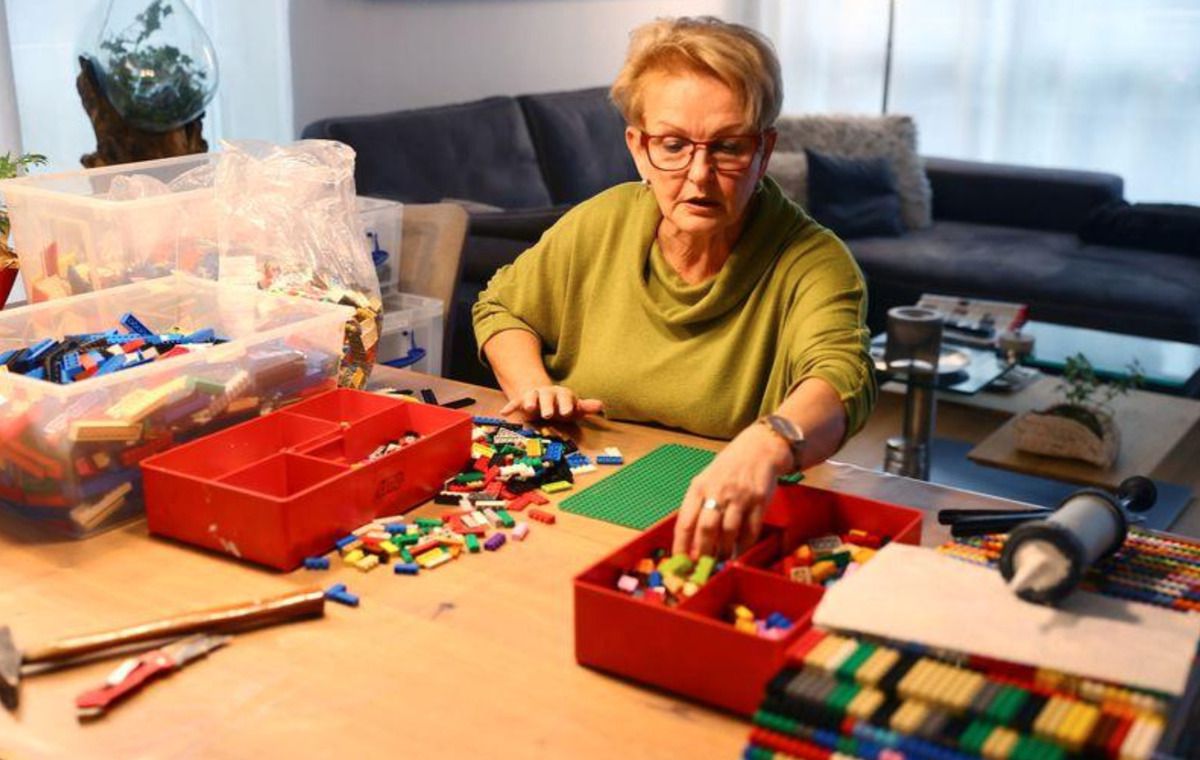Жінка, яка не може самостійно ходити, вирішила допомогти таким самим людям, як вона, і почала робити пандуси з конструктора Лего. Жінка хоче зробити життя інвалідів у місті більш комфортним.