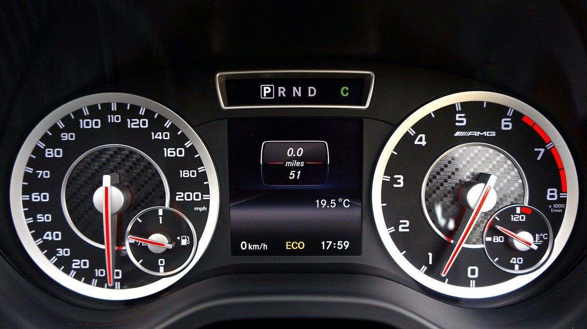 Чому автомобільний термометр ніколи не показує точну температуру на вулиці. Можливо це така недосконала опція чи справа в особливості нашої погоди.
