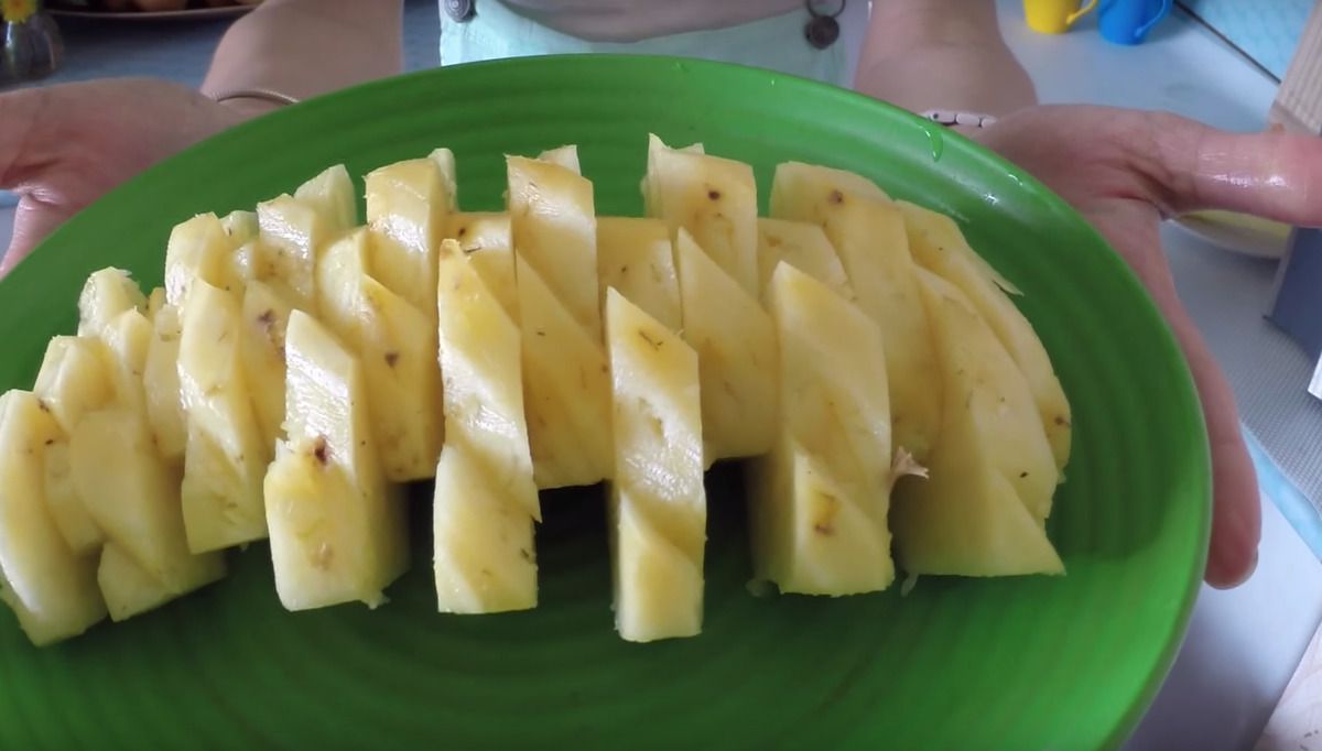 Як правильно почистити й розрізати ананас красиво. Тепер з подачею фрукта не виникне проблем.