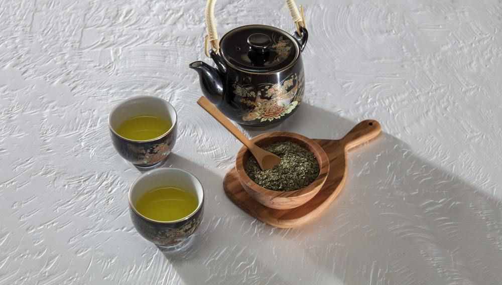 Вчені виявили, що вживання зеленого чаю після важкої їжі зменшує кількість жирових відкладень у печінці. Підсилити дію чаю можна за допомогою фізичних навантажень.