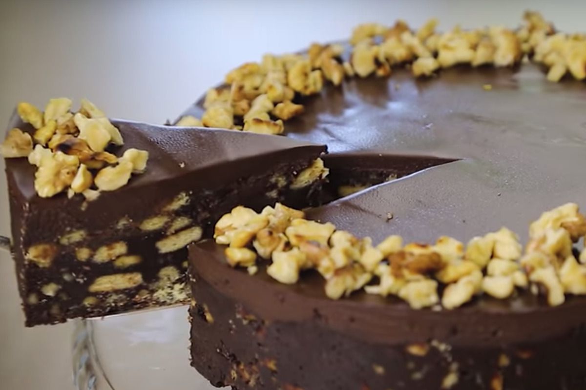 Дуже смачний шоколадний торт без випічки — десерт, який ви будете готувати постійно. Все, що потрібно, це змішати продукти і відправити в холодильник.