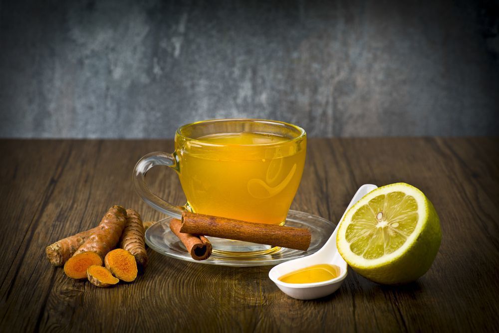 Вчені виявили, що вживання куркуми з зеленим чаєм ефективно знижує рівень холестерину у крові. Куркумін збільшує біодоступність зеленого чаю.