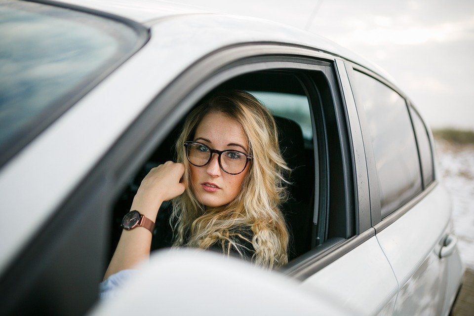 Результати дослідження показали, що жінки частіше зляться під час водіння авто, ніж чоловіки. Представниці прекрасної статі проявляють більше агресії за кермом.
