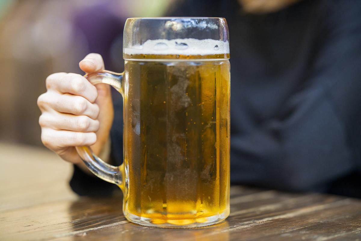 Нове дослідження показало, що любителі пива живуть довше, ніж ті, хто регулярно п'є чай. Дослідження проводилося протягом 20 років.