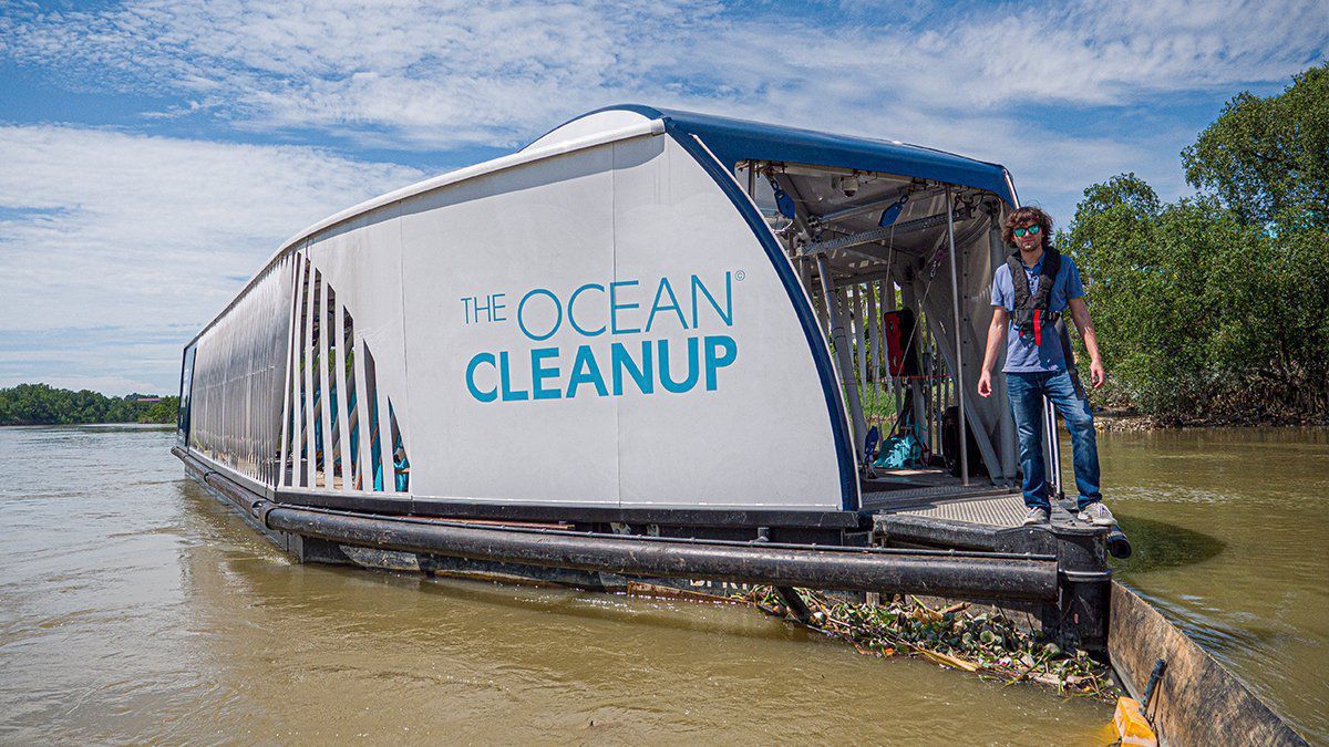 Диво-баржа, яка чистить річки від сміття. Стартап Ocean Cleanup презентував систему очищення річок від пластикового сміття — «Inceptor».