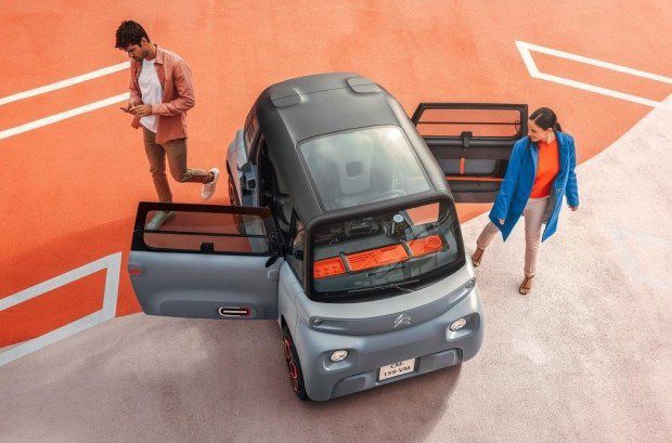 Citroen представила міський електрокар для якого не потрібне водійське посвідчення. Citroen позиціонує Ami як «практичне рішення для коротких поїздок в межах міста» і «альтернативу скутерів, велосипедів, мопедів і громадському транспорту за розумною ціною».