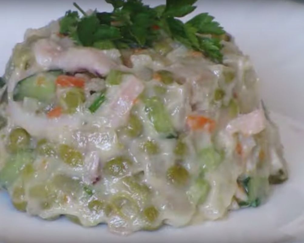 Пісний салат «Олів'є» — корисна версія улюбленого салату для всієї родини. Приготування пісного салату «Олів'є».
