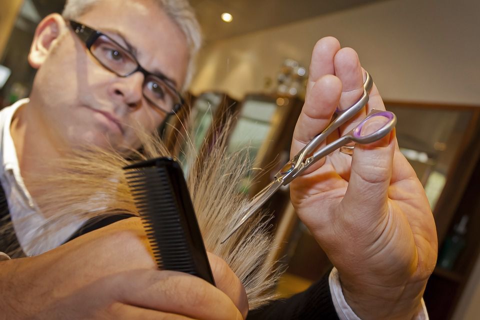Чому стригти сухе волосся краще, ніж мокре, і які переваги дає суха стрижка власницям кучерявого і пошкодженого волосся. В чому переваги такої техніки.