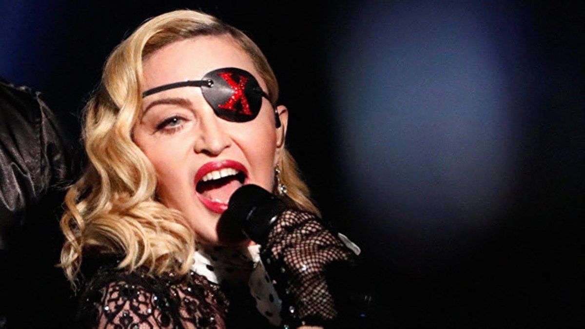 Американська співачка Мадонна під час свого виступу в Парижі впала зі стільця. Біль викликав сльози прямо на сцені.