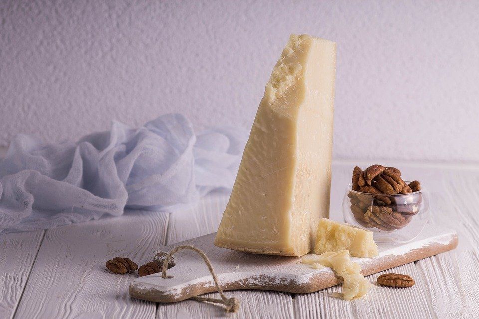 Пармезан — один із найкорисніших видів сиру. І ось в чому його переваги. Користь у цього продукту вища, ніж в інших сортах твердого сиру.