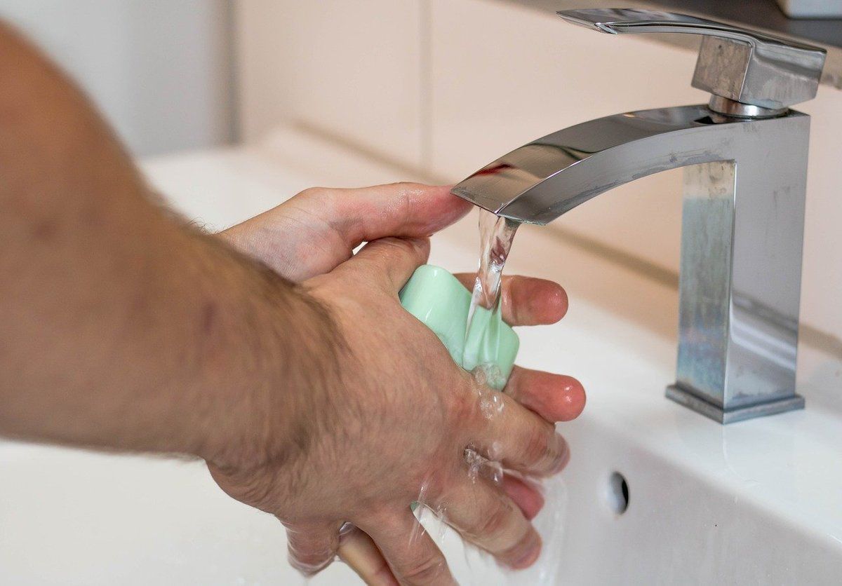 Майже 90% людей не вміють правильно мити руки. Розповідаємо, як потрібно. Ретельно мити руки нас вчать ще з дитинства.